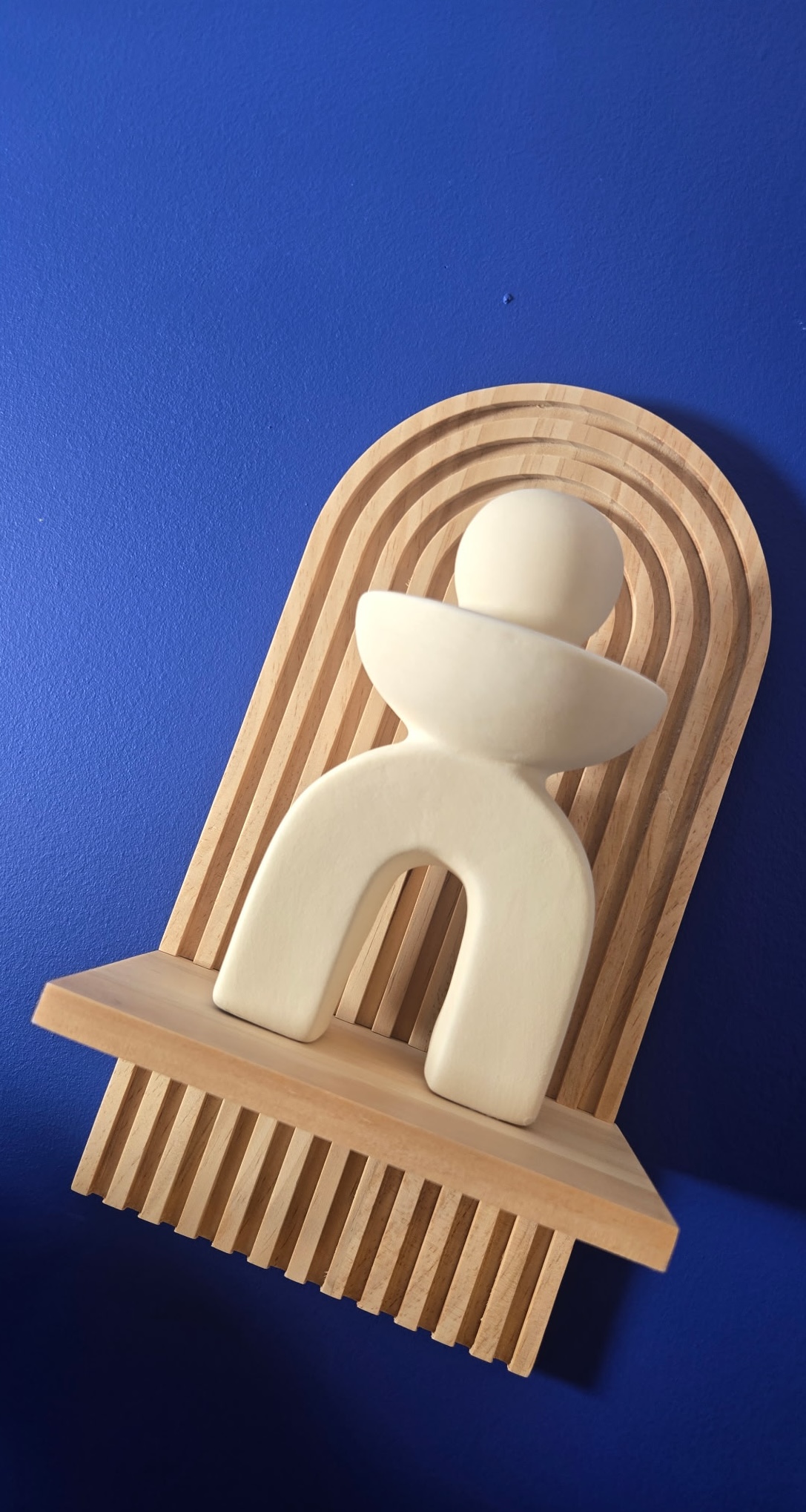 Forme décorative sur un mur bleu dans le cabinet de psychothérapie d'Émilie Giacobi, Psychothérapie Gestalt à Lunel Viel
