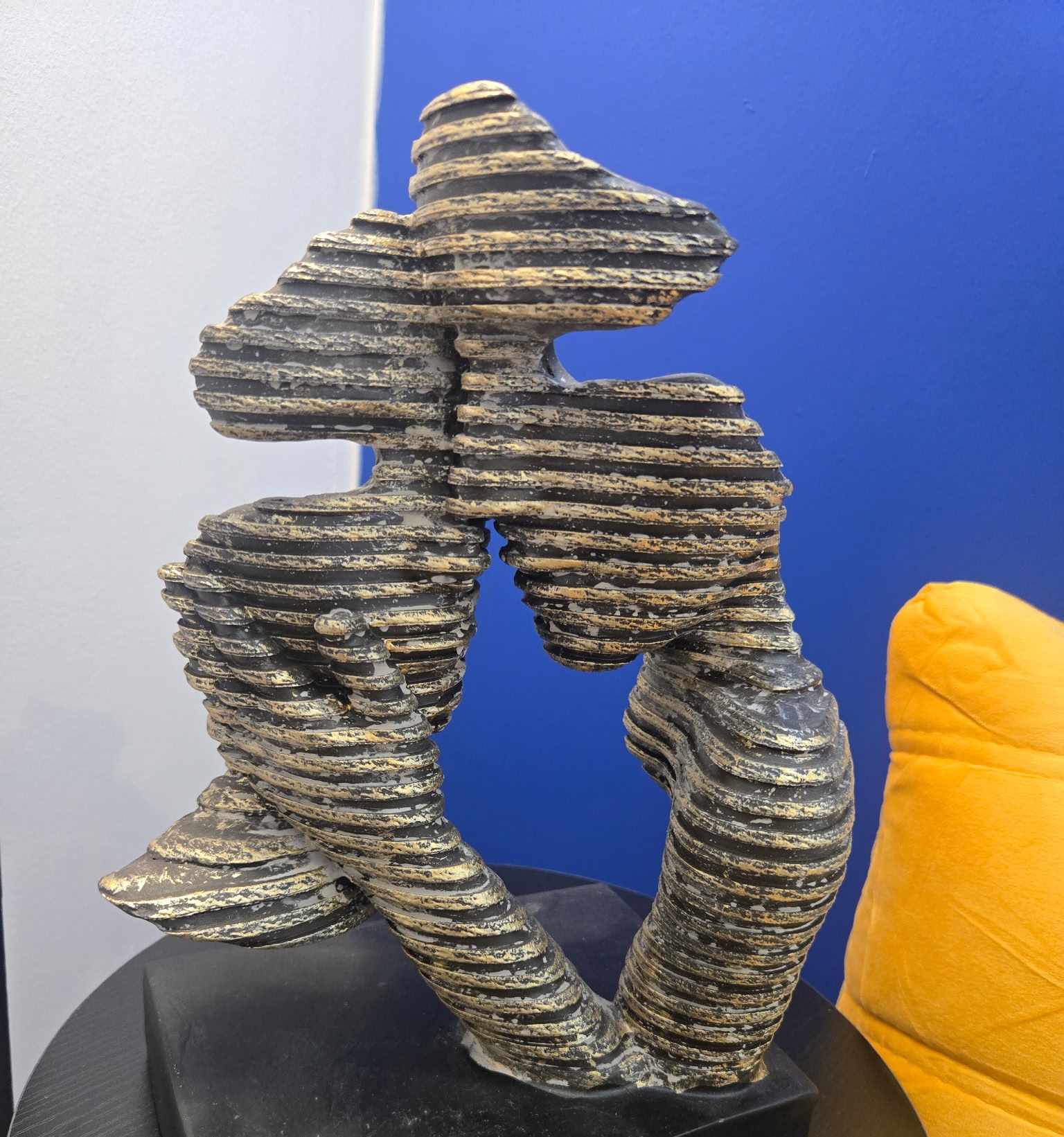 Statue en pierre décorative dans le cabinet de psychothérapie d'Émilie Giacobi, Psychothérapie Gestalt à Lunel Viel