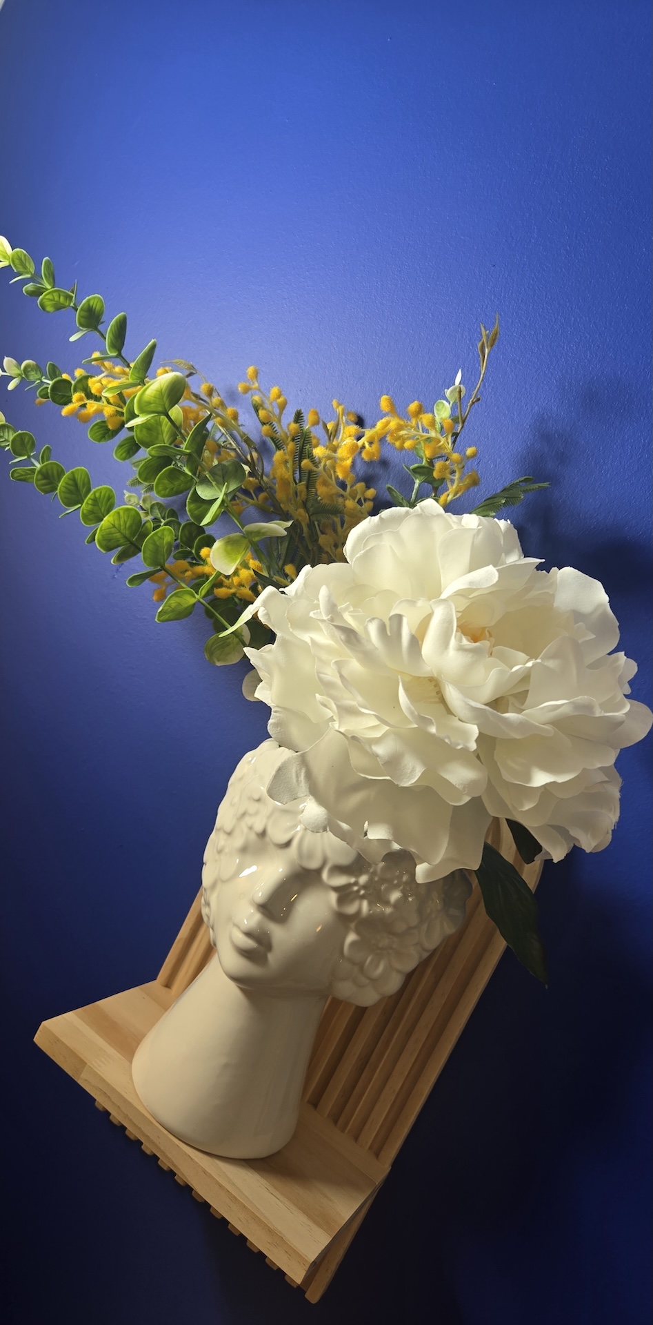 vase blanc qui représente une femme avec une fleur blanche qui représente le cerveau dans le cabinet de psychothérapie d'Émilie Giacobi, Psychothérapie Gestalt à Lunel Viel
